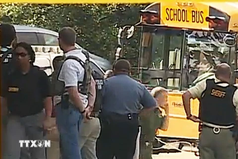 Nhân viên an ninh điều tra tại hiện trường sau vụ xả súng ở trường tiểu học Townville, phía tây bang Nam Carolina (Mỹ). (Nguồn: AFP/TTXVN)