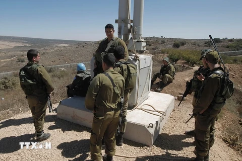 Binh sỹ Israel và lực lượng gìn giữ hòa bình Liên hợp quốc làm nhiệm vụ tại khu vực làng Majdal Shams ở cao nguyên Golan trên biên giới Israel - Syria ngày 13/9. (Nguồn: AFP/TTXVN)