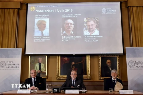 Hội đồng giải thưởng Nobel công bố 3 nhà khoa học giành giải Nobel Vật lý 2016: David Thouless, Duncan Haldane và Michael Kosterlitz. (Nguồn: AFP/TTXVN) 
