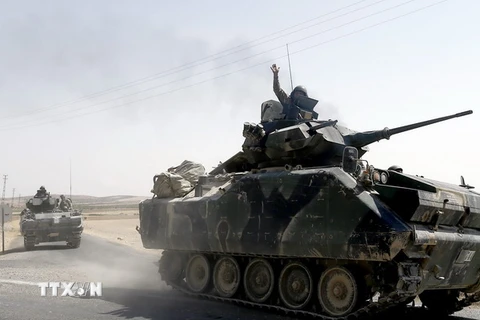 Xe tăng của Thổ Nhĩ Kỳ tham gia chiến dịch quân sự chống IS và các tay súng người Kurd tại khu vực biên giới với Syria ngày 27/8. (Nguồn: EPA/TTXVN) 