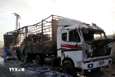 Xe tải chở hàng cứu trợ bị trúng bom tại Aleppo. (Nguồn: AFP/TTXVN)