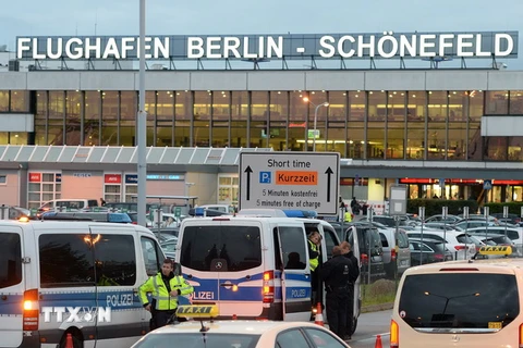 Cảnh sát Đức kiểm tra các phương tiện tới sân bay Schoenefeld, ngoại ô Berlin ngày 8/10. (Nguồn: EPA/TTXVN) 
