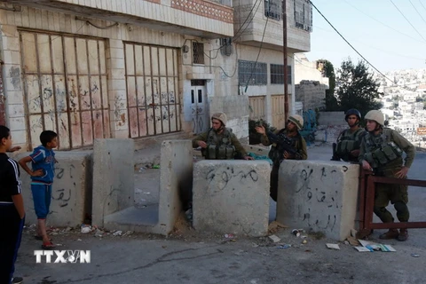 Binh sỹ Israel gác tại khu định cư Do Thái Tel Rumeida ở Hebron, Bờ Tây. (Nguồn: AFP/TTXVN)