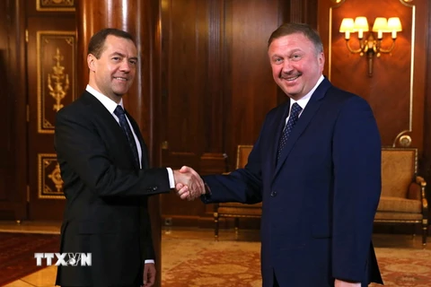 Thủ tướng Nga Dmitry Medvedev (trái) và Thủ tướng Belarus Andrei Kobyakov trong cuộc gặp ở thủ đô Moskva, Nga ngày 13/4. (Nguồn: EPA/TTXVN) 