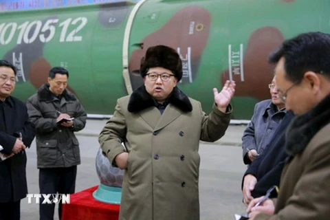 Nhà lãnh đạo Triều Tiên Kim Jong Un (giữa) gặp các nhà khoa học và kỹ sư nghiên cứu trong lĩnh vực hạt nhân tại Bình Nhưỡng ngày 9/3. (Nguồn: KCNA/TTXVN)