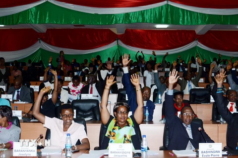 Các nghị sỹ bỏ phiếu tại phiên họp Hạ viện Burundi ở Bujumbura ngày 12/10. (Nguồn: fAFP/TTXVN) 