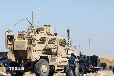 Xe quân sự Mỹ tại căn cứ quân sự Qayyarah, cách Mosul 60 km về phía nam, chuẩn bị tham gia chiến dịch giải phóng Mosul ngày 16/10. (Nguồn: AFP/TTXVN) 