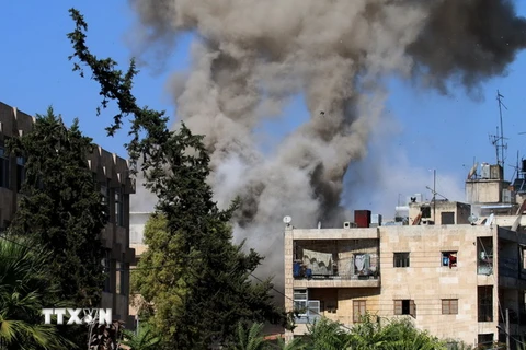 Khói bốc lên sau một cuộc không kích của lực lượng đối lập ở thành phố Aleppo, Syria ngày 20/10. (Nguồn: AFP/TTXVN) 