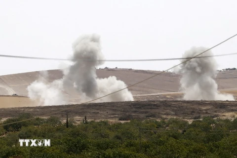 Khói bốc lên sau vụ nổ sau các cuôc tấn công gần thị trấn biên biên giới Jarablus của Syria. (Nguồn: EPA/TTXVN) 
