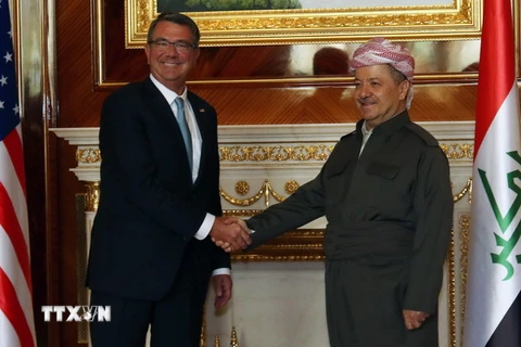 Bộ trưởng Quốc phòng Mỹ Ashton Carter (trái) có cuộc gặp với thủ lĩnh chính quyền tự trị người Kurd ở Iraq Massud Barzani (phải. (Nguồn: EPA/TTXVN)
