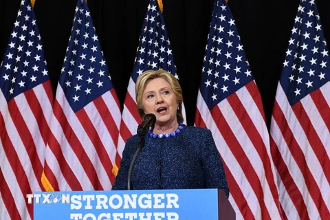 Ứng viên tranh cử Tổng thống Mỹ của đảng Dân chủ Hillary Clinton trong cuộc họp báo về việc FBI mở lại cuộc điều tra về vụ bê bối thư điện tử, tại Des Moines, bang Iowa, ngày 28/10. (Nguồn: AFP/TTXVN) 
