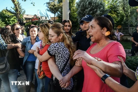 Tuần hành phản đối việc sa thải các giáo viên ở Diyarbakir ngày 24/9. (Nguồn: AFP/TTXVN)