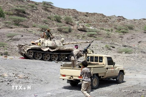 Lực lượng ủng hộ Chính phủ Yemen trong cuộc giao tranh với lực lượng Houthi tại Sharija, khu vực giáp ranh giữa tỉnh Taez và Lahj ngày 25/9. (Nguồn: AFP/TTXVN) 