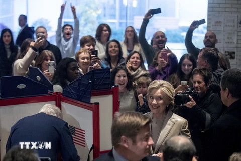 Ứng viên Hillary Clinton (phải, giữa) cùng chồng là cựu Tổng thống Bill Clinton (trái, giữa) bỏ phiếu bầu tại Chappaqua, New York, ngày 8/11. (Nguồn: AP/TTXVN) 