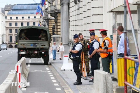 Cảnh sát Bỉ gác bên ngoài văn phòng Thủ tướng ở Brussels ngày 7/8. (Nguồn: AFP/TTXVN) 