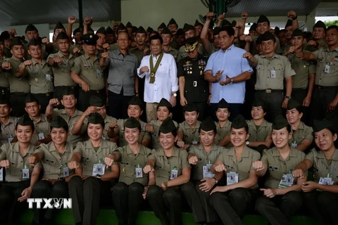 Tổng thống Philippines Rodrigo Duterte (giữa), Bộ trưởng Quốc phòng Philippines Delfin Lorenzana (giữa, trái) và Tư lệnh Lục quân Eduardo Ano (giữa, phải) tại một sự kiện ở thủ đô Manila ngày 4/10. (Nguồn: AFP/TTXVN) 