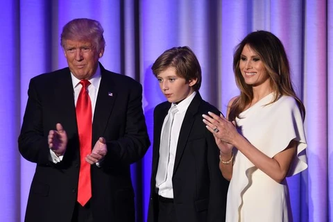 Vợ và con trai út đứng bên cạnh ủng hộ ông Donald Trump trong bài phát biểu chiến thắng. (Nguồn: mirror.co.uk)