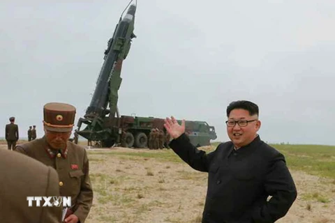  Nhà lãnh đạo Triều Tiên Kim Jong-un thị sát một vụ phóng thử tên lửa tầm trung Musudan tại thành phố Wonsan ở bờ biển phía đông Triều Tiên. (Nguồn: Yonhap/TTXVN)
