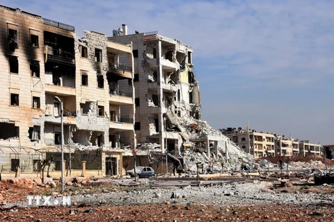 Cảnh đổ nát sau các cuộc tấn công tại quận al-Assad, phía tây thành phố Aleppo ngày 12/11. (Nguồn: EPA/TTXVN) 