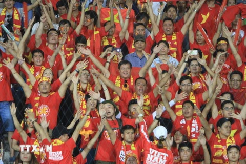 Các cổ động viên Việt Nam trên khán đài cổ vũ cho Đội tuyển Việt Nam trong trận đấu với đội bóng Myanmar. (Nguồn: TTXVN)