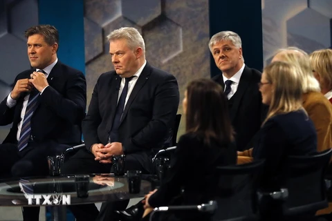 Thủ tướng Iceland Sigurdur Ingi Johannsson (thứ 2 trái) và lãnh đạo các đảng phái chờ thông tin về kết quả thăm dò cuộc bầu Quốc hội tại Reykjavik. (Nguồn: AP/TTXVN) 