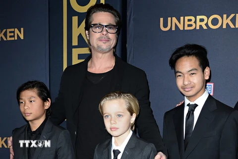 Nam tài tử Brad Pitt (phía sau) và các con tại Hollywood, California (Mỹ). (Nguồn: AFP/TTXVN)