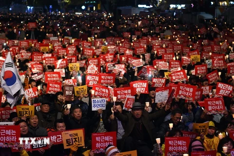 Biểu tình yêu cầu Tổng thống từ chức tại trung tâm Seoul ngày 19/11. (Nguồn: AFP/TTXVN)