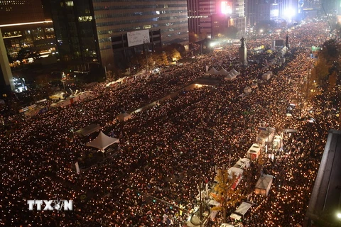 Biểu tình yêu cầu Tổng thống từ chức tại trung tâm Seoul ngày 19/11. (Nguồn: EPA/ TTXVN) 
