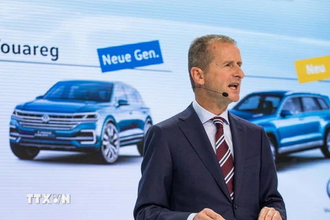 Giám đốc thương hiệu Volkswagen Herbert Diess trong cuộc họp báo tại trụ sở ở Wolfsburg, Đức ngày 22/11. (Nguồn: AP/TTXVN) 