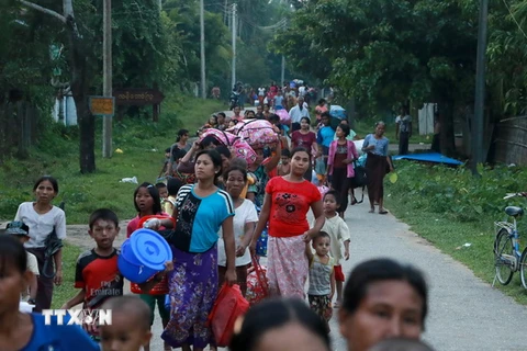 Người dân sơ tán khỏi Rakhine sau vụ tấn công tại Maungdaw ngày 13/10. (Nguồn: AFP/TTXVN) 