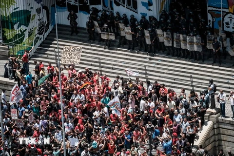 Người biểu tình phản đối chính sách thắt lưng buộc bụng trước tòa nhà chính quyền thành phố Rio de Janeiro ngày 16/11. (Nguồn: AFP/TTXVN)
