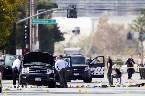 Cảnh sát Mỹ khám xét xe ô tô của các nghi phạm trong vụ xả súng ở San Bernardino, California. (Nguồn: AFP/TTXVN)