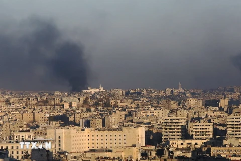 Khói bốc lên trong các cuộc giao tranh giữa quân đội Chính phủ Syria và lực lượng nổi dậy ở phía đông Aleppo ngày 3/12. (Nguồn: AFP/TTXVN) 