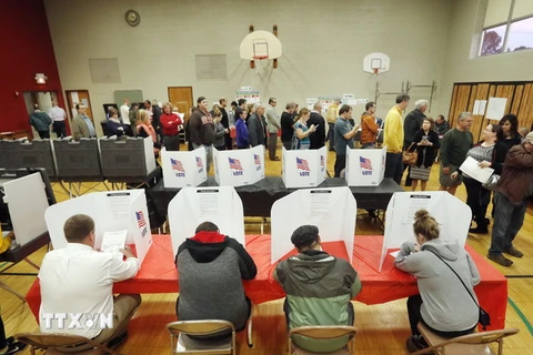 Cử tri Mỹ bỏ phiếu tại một địa điểm bầu cử ở Kent, bang Ohio.(Nguồn: EPA/TTXVN)