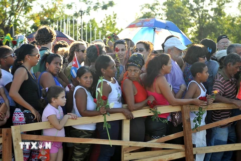 Những người dân Cuba đầu tiên được phép viếng và tưởng nhớ vị Tổng tư lệnh kính yêu của mình tại nghĩa trang Santa Ifigenia, Santiago de Cuba. (Ảnh: Vũ Lê Hà/TTXVN) 