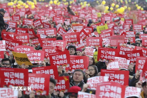 Biểu tình kêu gọi Tổng thống Park Geun-hye từ chức tại thủ đô Seoul ngày 3/12. (Nguồn: AP/TTXVN) 