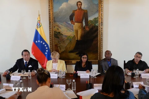 Ngoại trưởng Venezuela Delcy Rodriguez (giữa, phía xa) và các thành viên Ủy ban tìm kiếm sự thật và pháp lý trong một cuộc họp tại Caracas ngày 2/12. (Nguồn: AFP/TTXVN) 