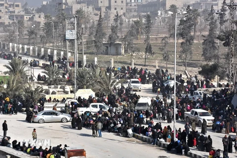 Người dân Syria sơ tán khỏi các khu vực do lực lượng nổi dậy kiểm soát ở phía đông thành phố Aleppo ngày 10/12. (Nguồn: AFP/TTXVN) 