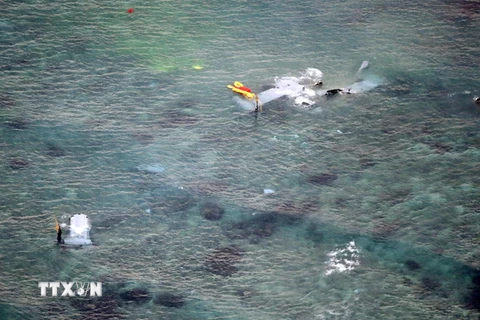 Mảnh vỡ của máy bay MV-22 Osprey gặp nạn trên vùng biển ngoài khơi Nago, Okinawa ngày 14/12. (Nguồn: AP/TTXVN)