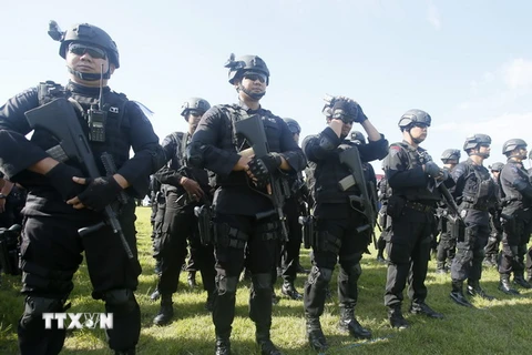 Cảnh sát Indonesia triển khai bảo vệ an ninh trong dịp lễ Giáng sinh và Năm mới ở Denpasar, Bali, ngày 22/12. (Nguồn: EPA/TTXVN) 