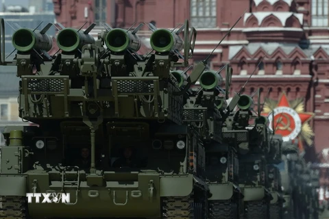 Hệ thống tên lửa đất đối không Buk-M2 của quân đội Nga tham gia lễ duyệt binh kỷ niệm 70 năm Ngày Chiến thắng ở thủ đô Moskva ngày 9/5. (Nguồn: AFP/TTXVN) 