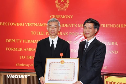 Đại sứ Việt Nam tại Thái Lan Nguyễn Tất Thành đã trao tặng Huân chương Hữu nghị cho ông Panyarak Poolthup, nguyên Đại sứ Vương quốc Thái Lan tại Việt Nam. (Ảnh: Sơn Nam/Vietnam+)