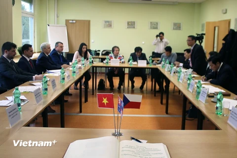 Quang cảnh buổi làm việc giữa Đại sứ Trương Mạnh Sơn và ban lãnh đạo tỉnh Karlovy Vary (Ảnh: Trần Quang Vinh/Vietnam+)