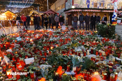 Hoa và nến trong đêm Giáng sinh tại quảng trường Breitscheiplatz tưởng niệm những nạn nhân thiệt mạng trong vụ tấn công khủng bố. (Ảnh: Phạm Văn Thắng/Vietnam+)