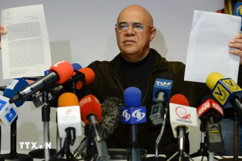 Thư ký điều hành MUD Jesús Torrealba trong cuộc họp báo ở Caracas ngày 26/12. (Nguồn: AFP/TTXVN) 