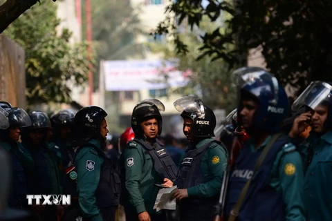Cảnh sát đặc nhiệm Bangladesh phong tỏa khu vực hai tay súng tình nghi lẩn trốn ở Dhaka ngày 24/12. (Nguồn: AFP/TTXVN) 