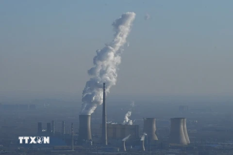 Khí thải từ một nhà máy gây ô nhiễm không khí ở ngoại ô Bắc Kinh, Trung Quốc. (Nguồn: AFP/TTXVN) 