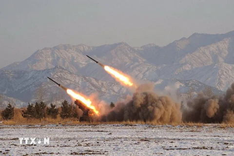 Triều Tiên phóng thử các tên lửa dưới sự chứng kiến của nhà lãnh đạo Kim Jong-II khi ông thăm đơn vị 1489 thuộc Quân đội Nhân dân Triều Tiên. (Nguồn: EPA/TTXVN) 