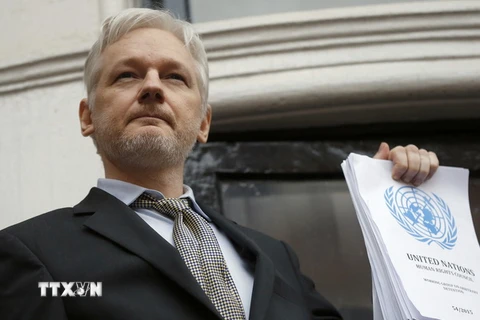 Ông Julian Assange tại Đại sứ quán Ecuador ở London. (Nguồn: AP/TTXVN) 