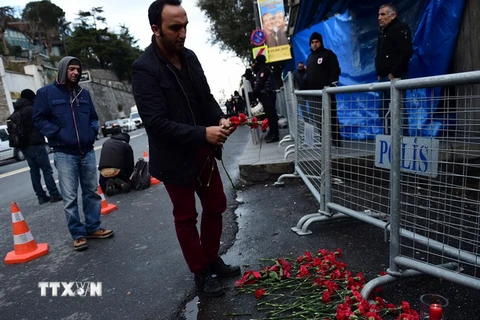Đặt hoa tưởng niệm các nạn nhân vụ tấn công khủng bố tại hộp đêm Reina ở thành phố Istanbul ngày 1/1. (Nguồn: AFP/TTXVN) 